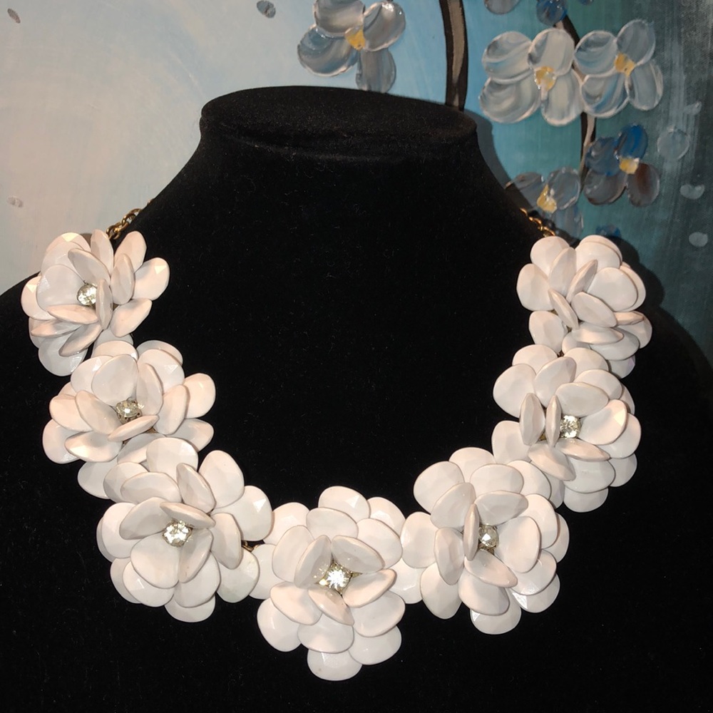 White Flowers Necklace